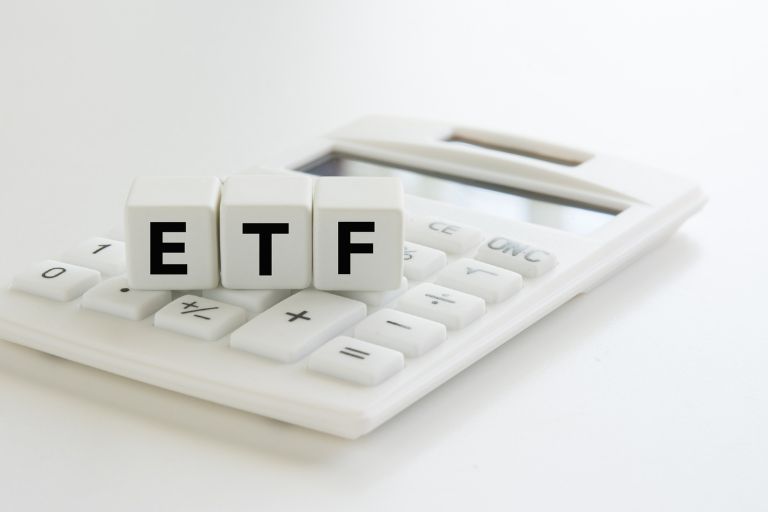 ETF（上場投資信託）との違い