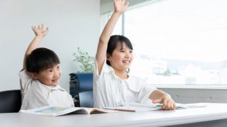 小学生の習い事費用の平均額は？月謝の目安と家計負担の軽減方法